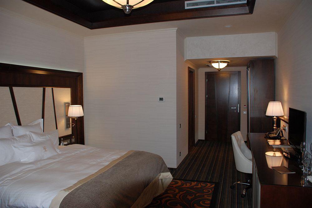 Metropolis Hotel Bistriţa Kültér fotó