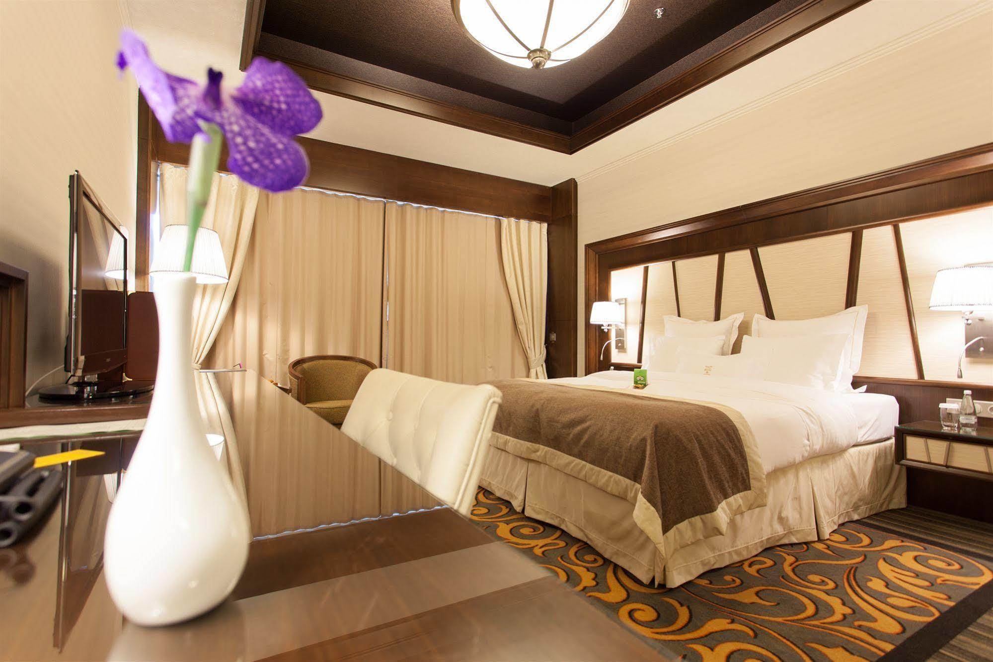 Metropolis Hotel Bistriţa Kültér fotó