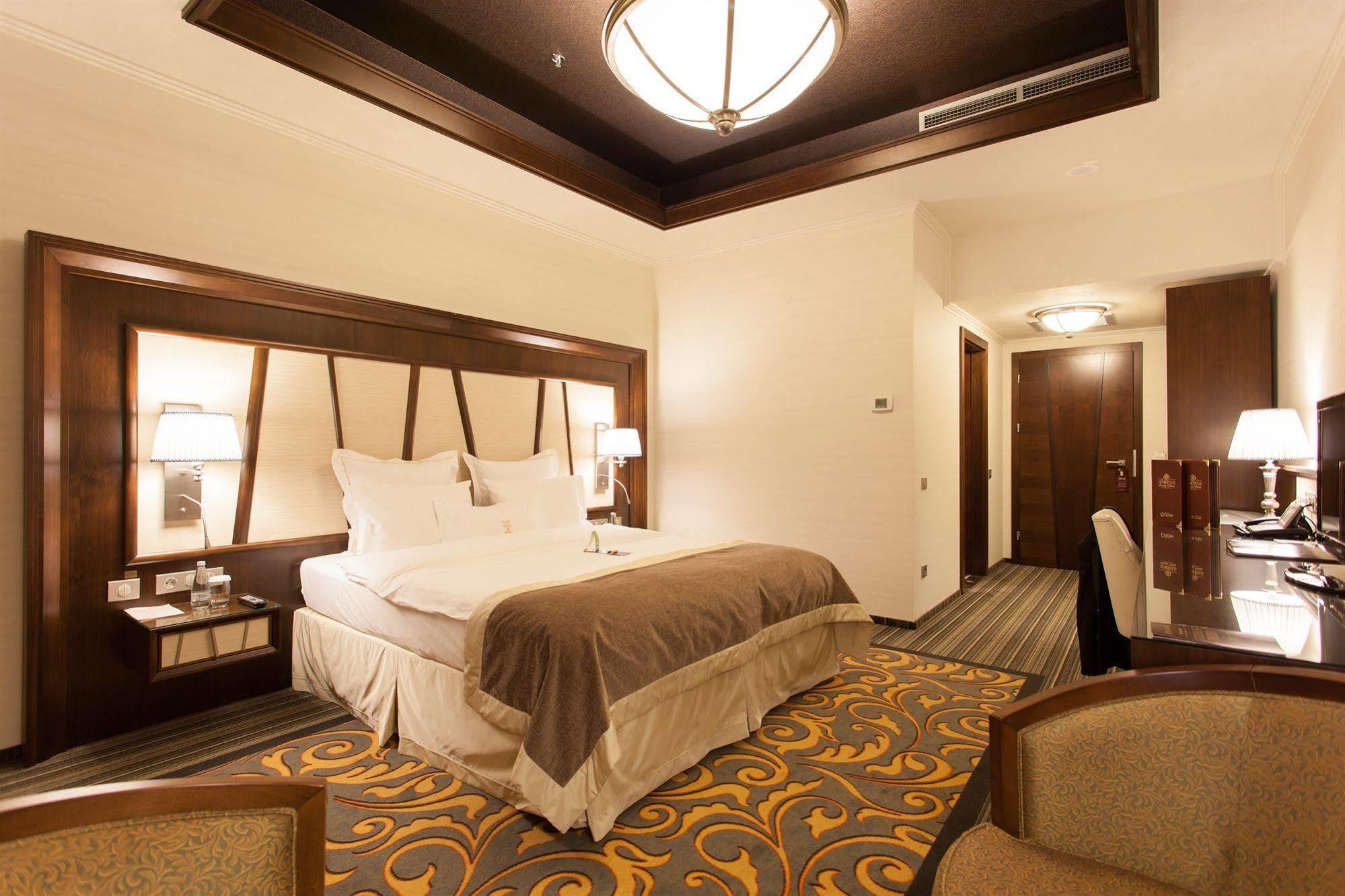 Metropolis Hotel Bistriţa Kültér fotó