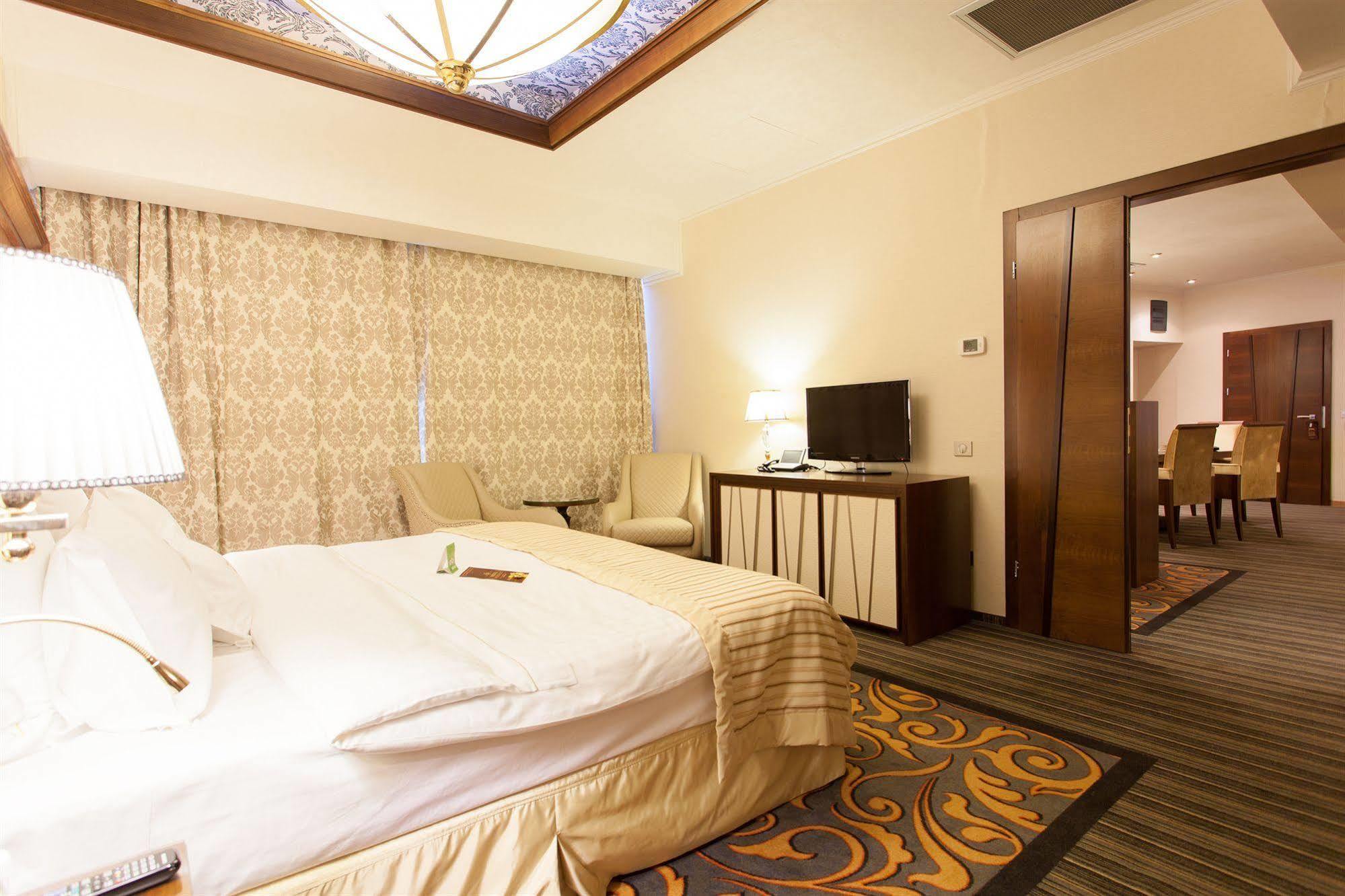 Metropolis Hotel Bistriţa Kültér fotó