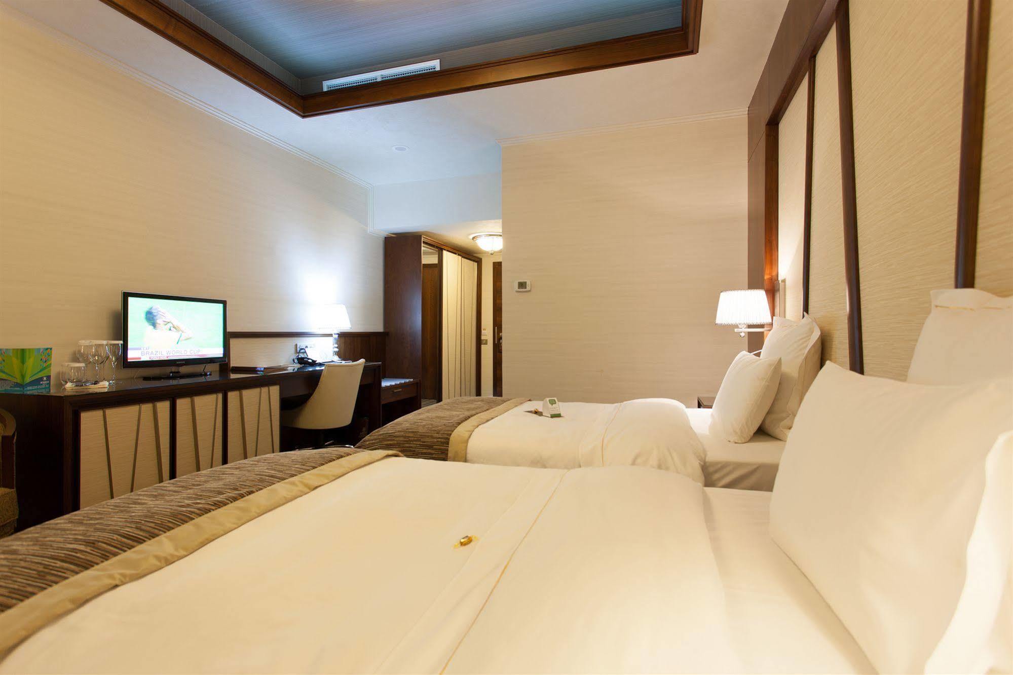 Metropolis Hotel Bistriţa Kültér fotó