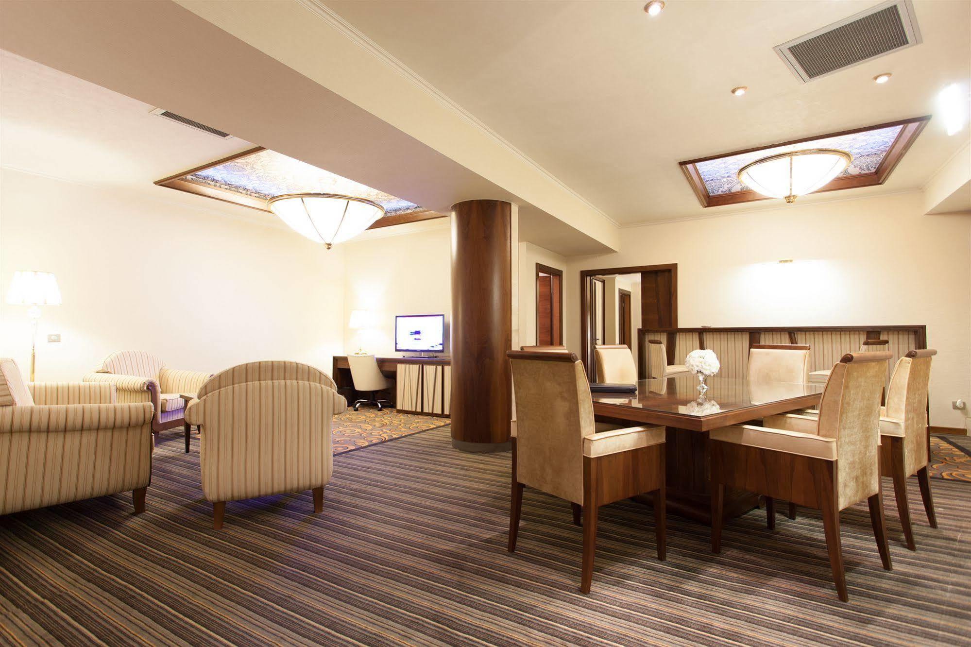 Metropolis Hotel Bistriţa Kültér fotó