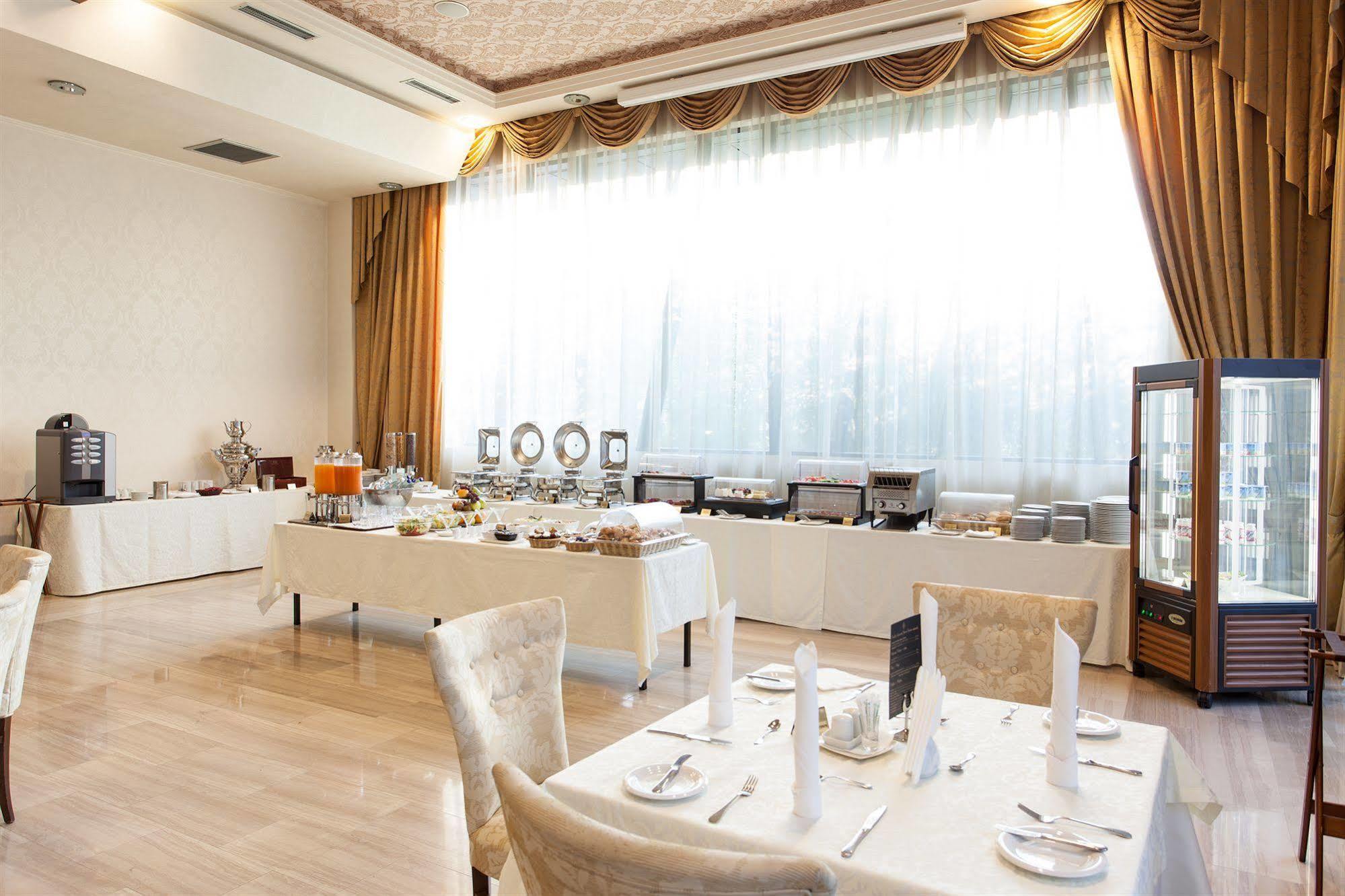 Metropolis Hotel Bistriţa Kültér fotó